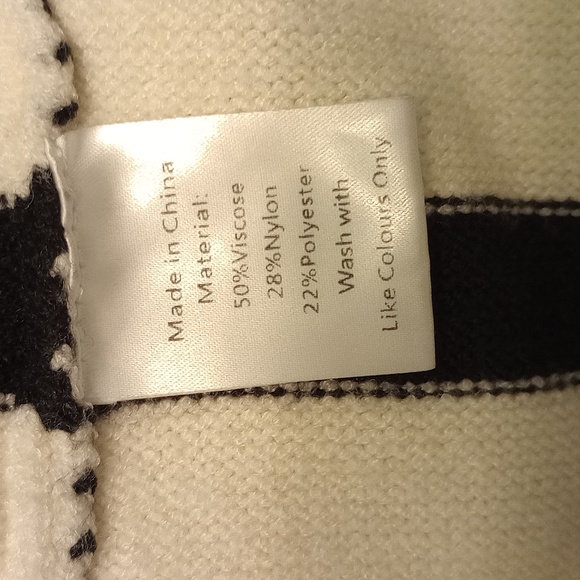 Super Soft Oversized Split Hem Turtleneck Sweater - Size: Large - Picture 10 of 10